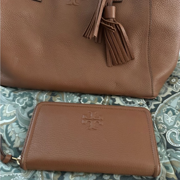 Camel colored Tory Burch wallet - Picture 4 of 4